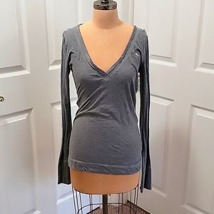 Womens Medium Abercrombie & Fitch gray cotton long sleeve deep v-neck tee shirt